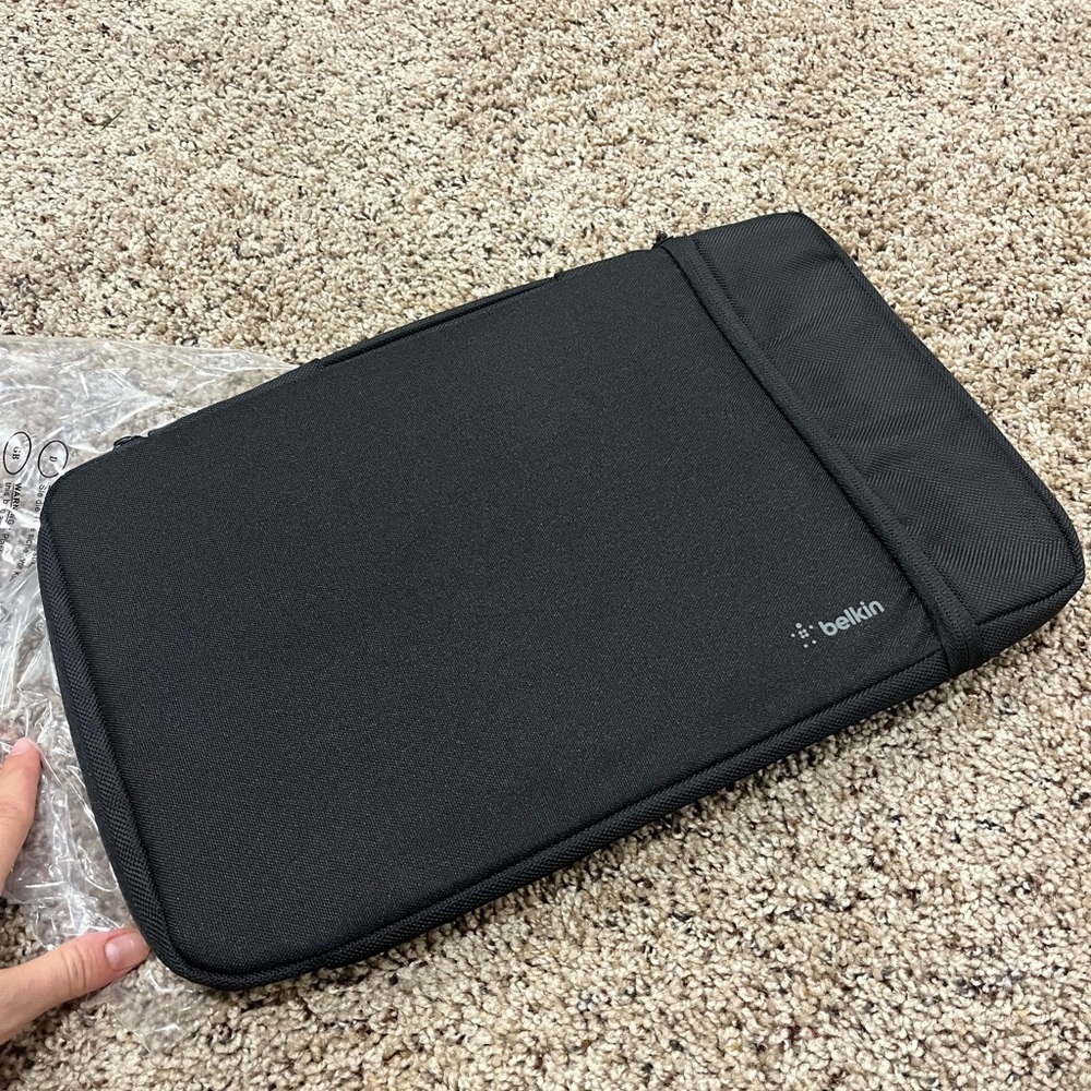 Belkin 11” Air Protect Sleeve for Laptops and Tablets - Picture 6 of 8